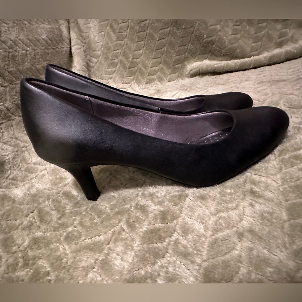 Super comfy only worn once black high heels.